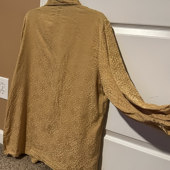 The Avenue 100% silk light gold animal pattern extra-long button-down (14/16) - Picture 3 of 10